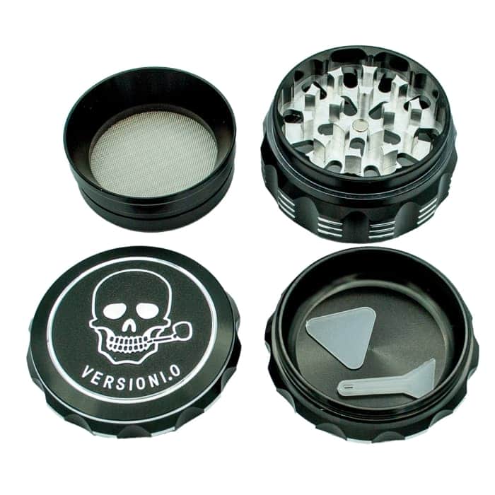 GRINDER CALAVERA FUMADORA 4 PARTES 61MM Con polinizador abierto.