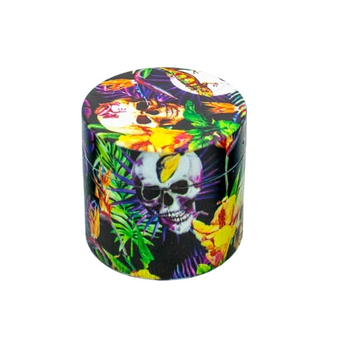 Grinder con polinizador y dibujos de calaveras en muchos colores y flores.