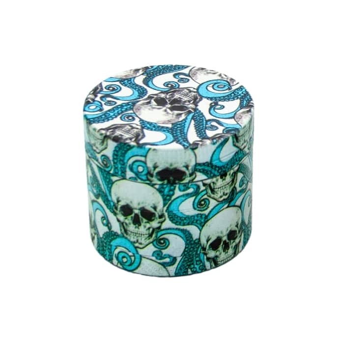 Grinder con polinizador y dibujos de calaveras y flores azul celeste.