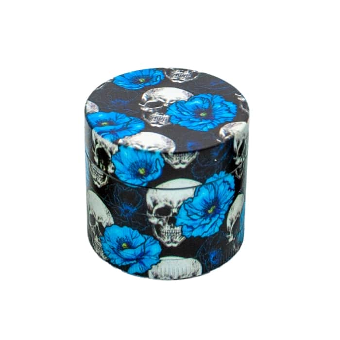 Grinder con polinizador y dibujos de calaveras y flores azul eléctrico.
