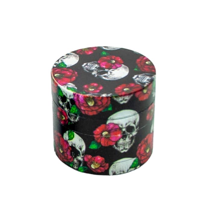 Grinder con polinizador y dibujos de calaveras y flores rojas