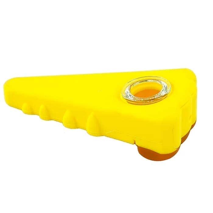 Pipa silicona con forma de pizza. Parte trasera. Tamaño 11 cm