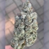 Semillas de marihuana feminizadas Marshmallow OG de Compound Genetics Seeds, cogollo seco.