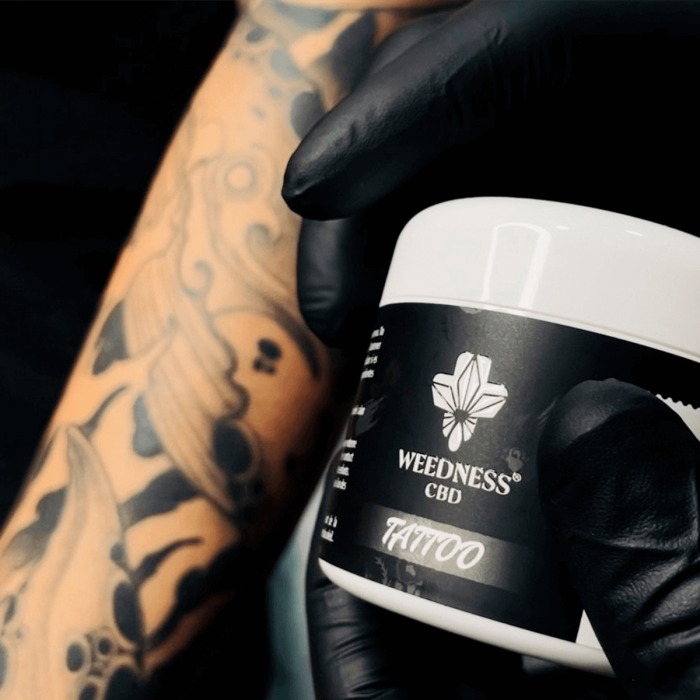 Bálsamo CBD + CBG 500mg para tatuajes de Weedness, envase de 50ml, cuidado de la piel.