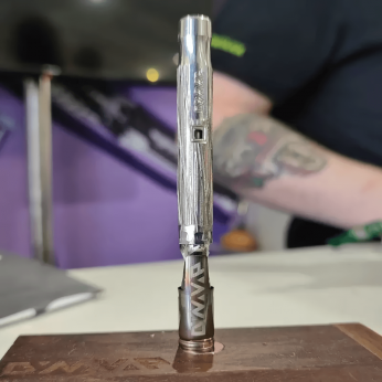 Vaporizador mecánico manual Dynavap M Plus para hierbas secas.