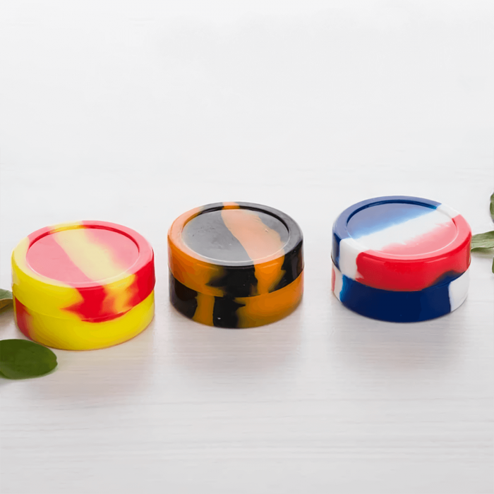 Botes de silicona grandes para resinas de diferentes colores.