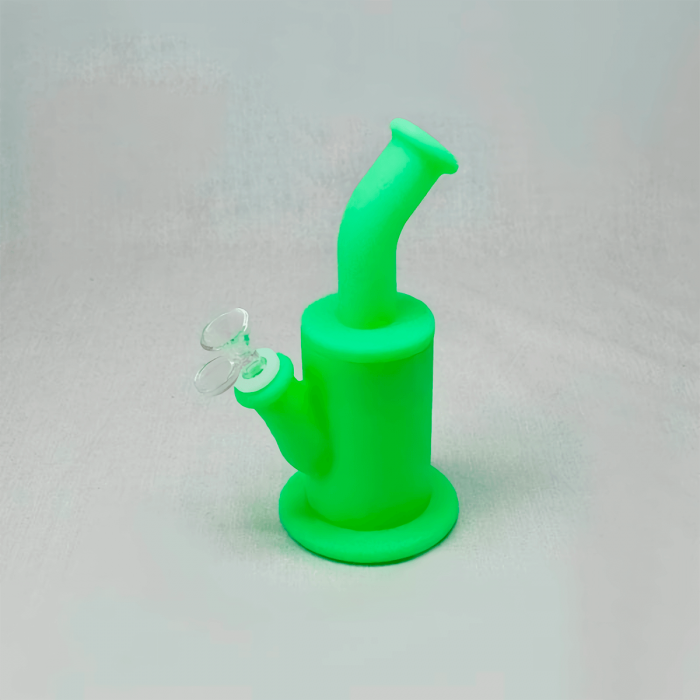 Bong desmontable de color verde para fumar.
