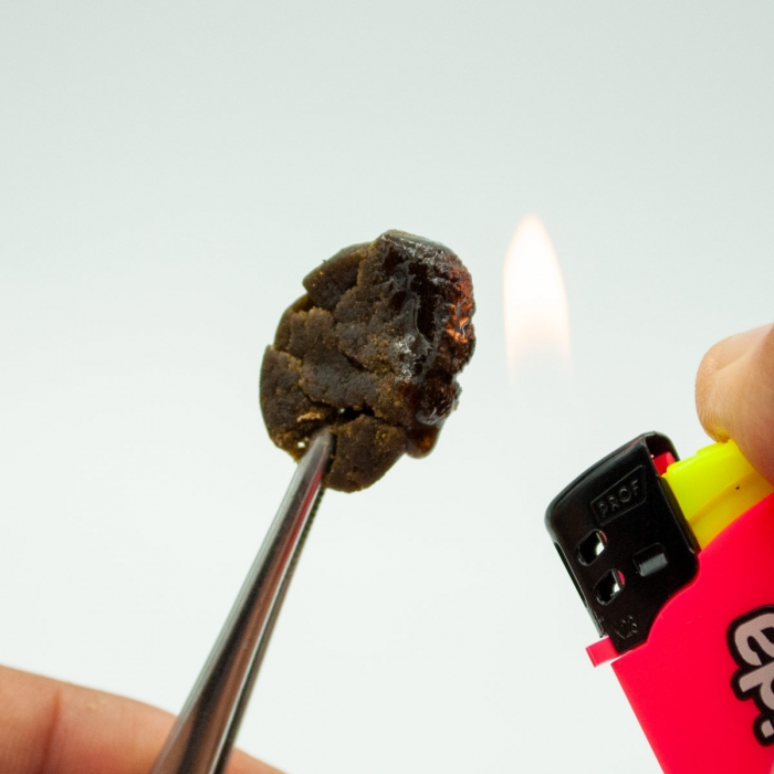 Piedra de Nepali FP con un 22% de CBD, calentado con mechero.