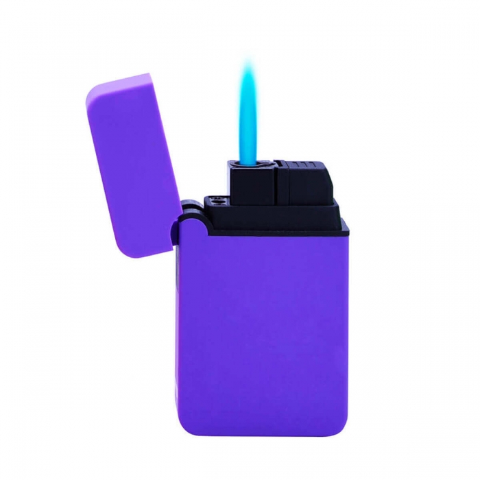 Mechero de soplete antiviento con llama azul, encendido.