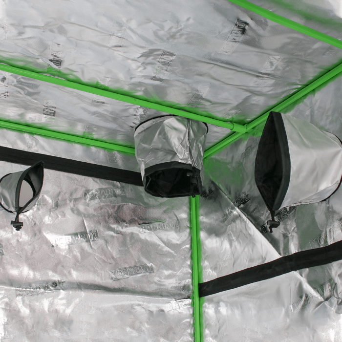 Armario Dark Box de 150x150x220 cm para cultivo, salidas de aire y cables.