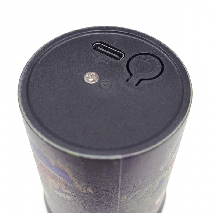 Grinder Eléctrico de plástico modelo calaveras con USB y batería, cargador y botón de encendido.