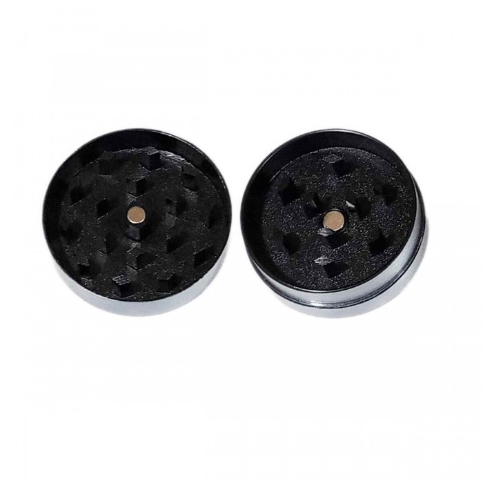Grinder metálico para marihuana con diferentes modelos, abierto.