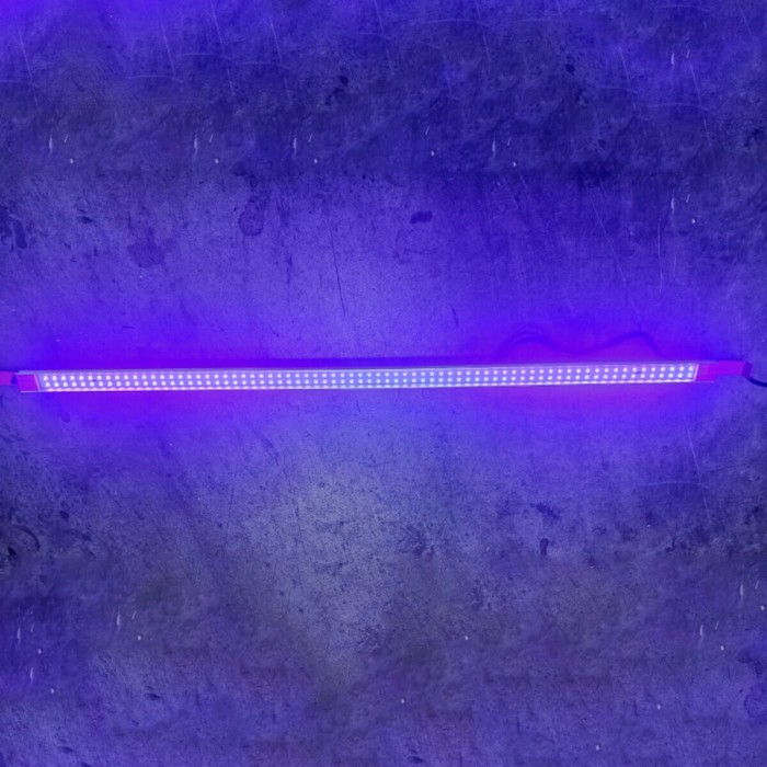 Barra LED UV MJ3 30W para producción de resina, encendida.