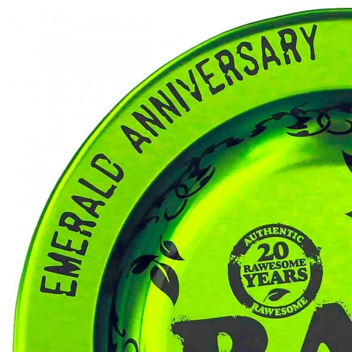 Cenicero de metal RAW Emerald 20 aniversario, detalle.