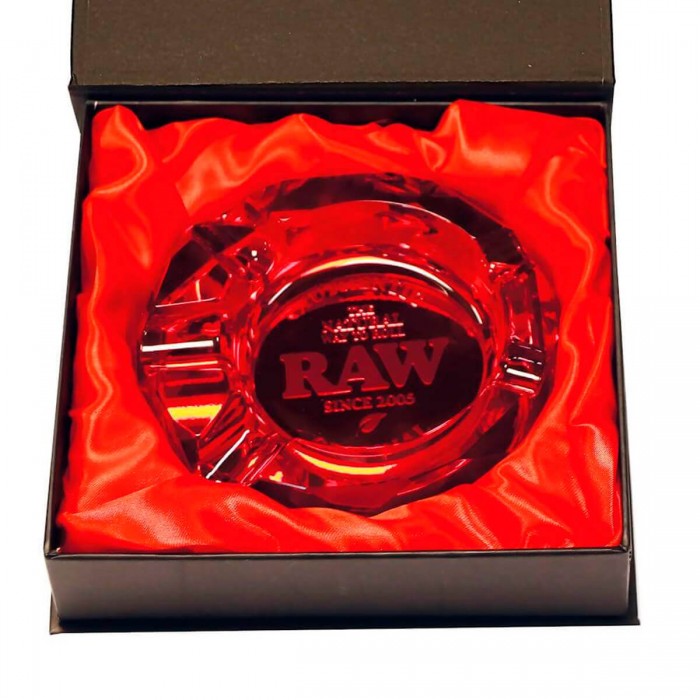 Cenicero RAW de cristal rubi con caja elegante.