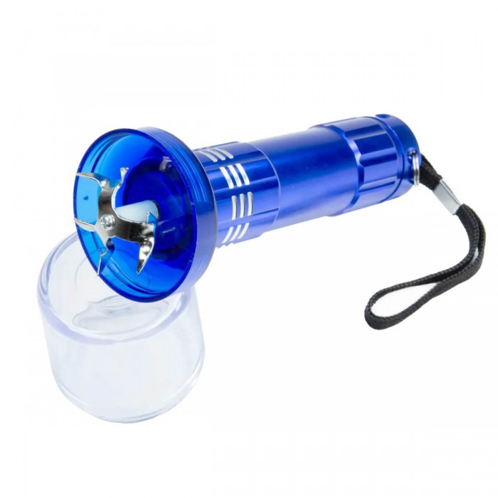 Grinder electrico azul para triturar hierbas, tapa transparente abierta.