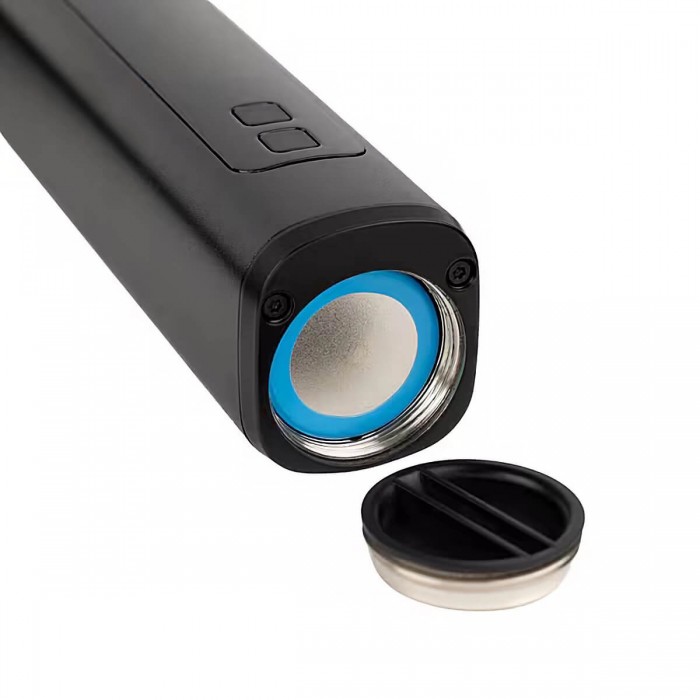 Vaporizador de hierbas y concentrados X-Max V4 Pro Black, tapa abierta de batería.