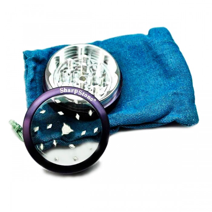 Grinder lila para marihuana hecho de metal y con tapa transparente y funda.