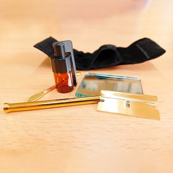 Mini Kit de Esnifar Dorado con espejo, tuba, bote, cucharilla y picador-dosificador.