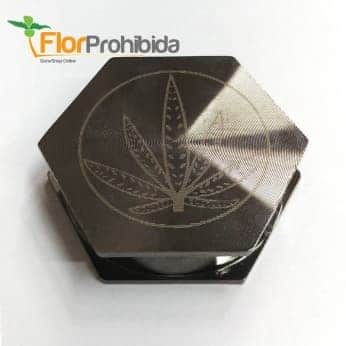 Grinder de metal con forma de hexágono para marihuana.