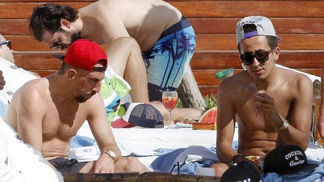 Ribery y unos amigos en la piscina