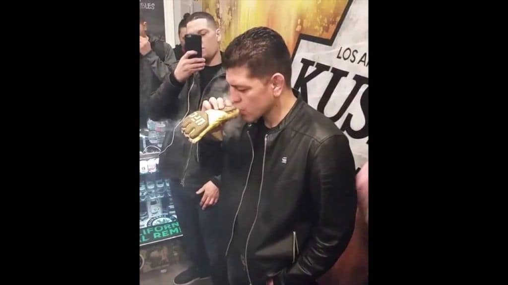 Nick Diaz fumando en un guante de oro
