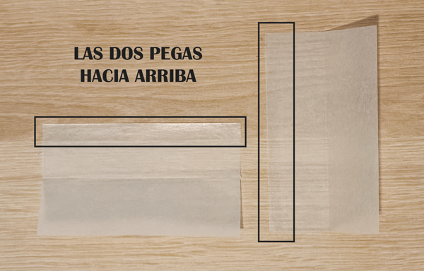 Las dos pegas del papel deben estar hacia el mismo lado, arriba o abajo